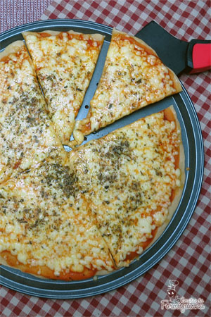 Fácil, rápida e gostosa e massa de pizza com 2 ingredientes apenas!