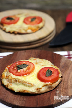 Procurando uma lanche rápido e gostoso? Pizza no Pão Sírio com Molho de Tomate Caseiro é a resposta!!! Deliciosa!!