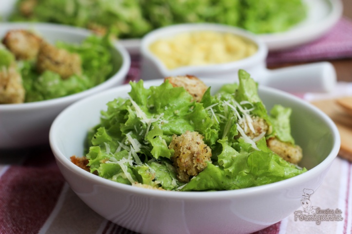 Um clássico muito bem preparado não tem quem não goste! Desfrute de uma Salada Caesar saborosa e crocante!