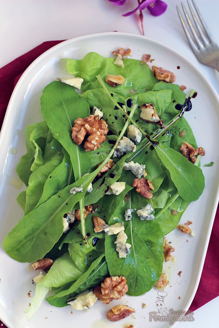 Folhas, gorgonzola e nozes: uma combinação incrível para uma boa salada de inverno!