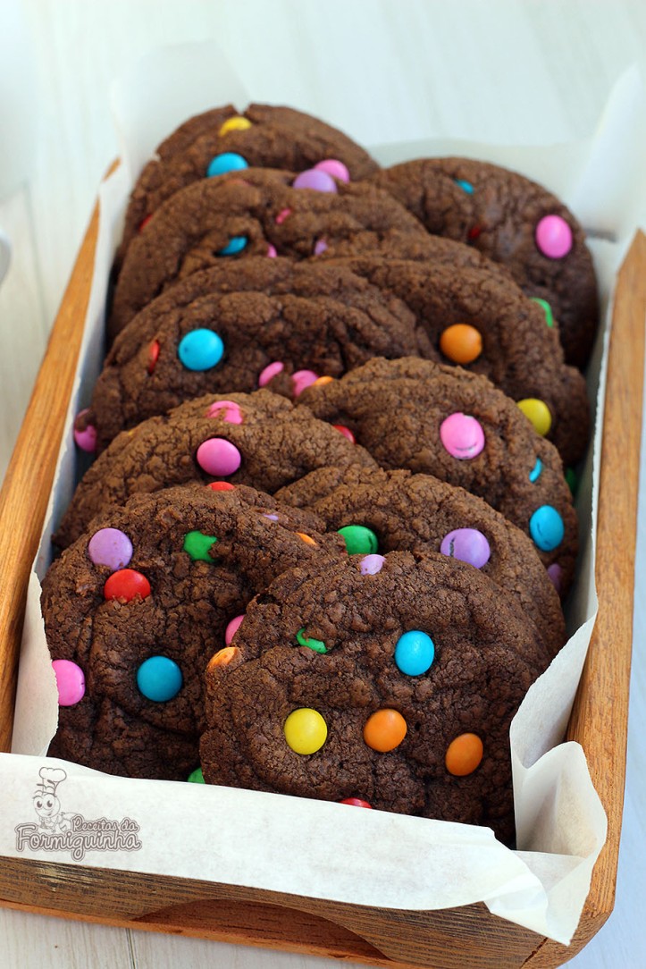 Crocante por fora e macio por dentro... Assim são esses lindos Cookies de Chocolate com Confeitos. Pode ser com gotas de chocolate ou castanhas, se preferir...