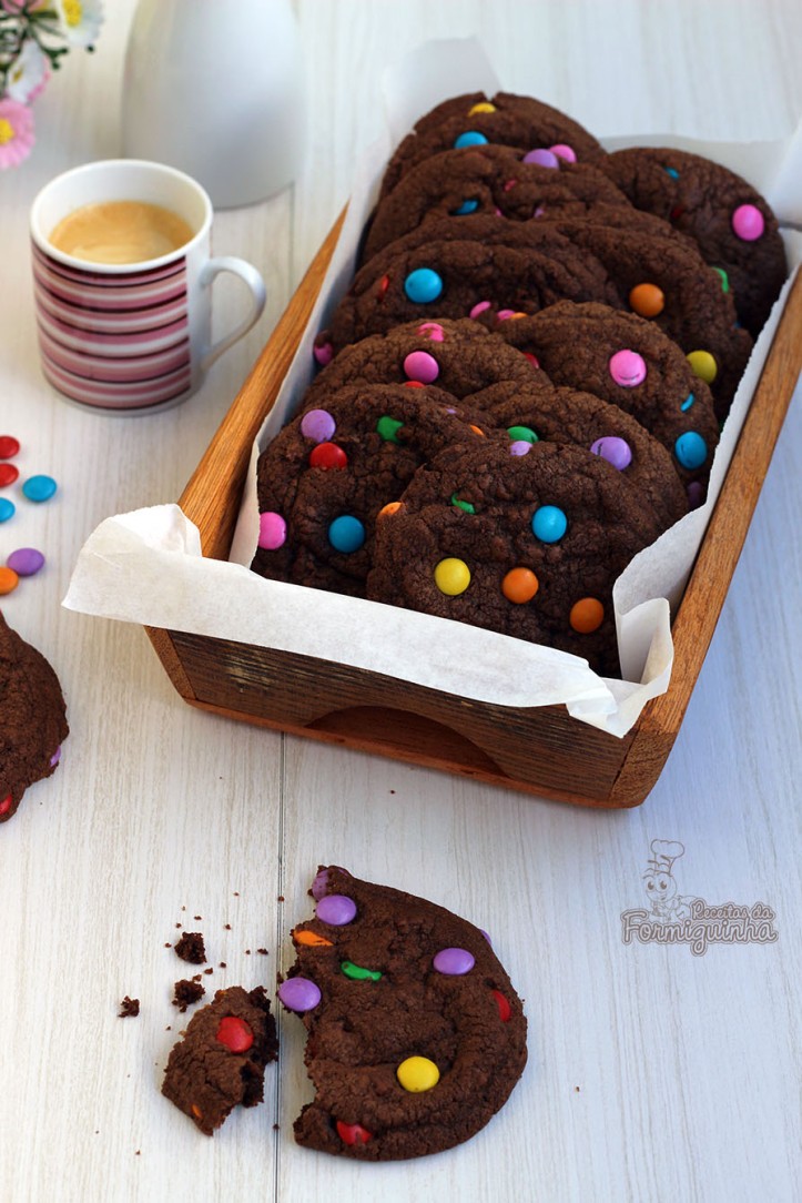 Crocante por fora e macio por dentro... Assim são esses lindos Cookies de Chocolate com Confeitos. Pode ser com gotas de chocolate ou castanhas, se preferir...