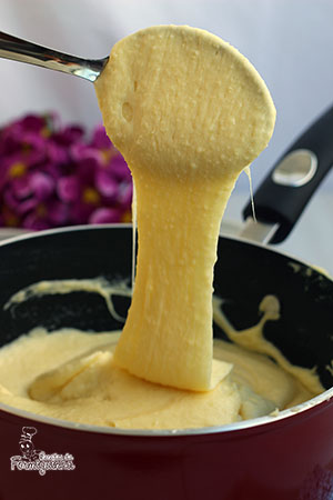 Mistura de purê de batata com creme de leite e muito, muito queijo! Esse é o Aligot, prato típico francês..