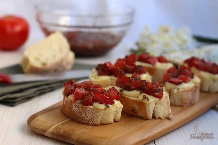 Aperitivo fácil e rápido para servir antes de um almoço ou jantar. Sabor maravilhoso dessas Bruschettas de Queijo e Tomates Marinados.