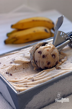 Não desperdice aquelas bananas que amadurecem rápido no verão.. Prepare esse delicioso Sorvete de Banana com Chocolate!