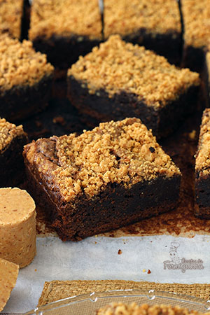 Amendoim e chocolate, dupla mais que perfeita nesse delicioso, molhadinho e incrível Brownie de Paçoca!